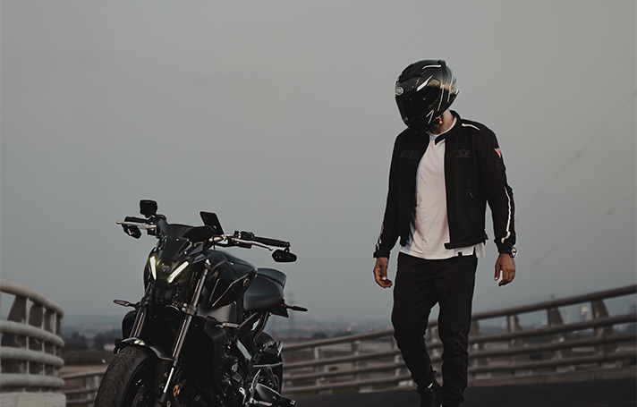 Un motard avec sa moto, aujourd'hui