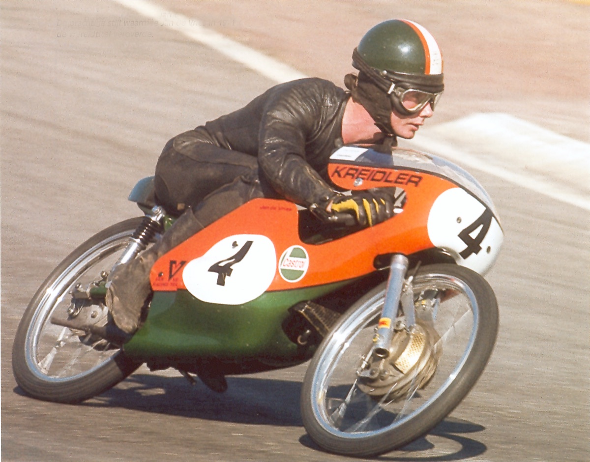 Un pilote en course dans les années 70, photographie d'archive