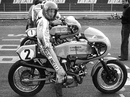 Franco Uncini en course, photographie d'archive